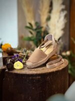 Valenciana espadrille beige handmade. Alpargata Valenciana Beige de La Manual Alpargatera, hecha a mano, diseño tradicional.