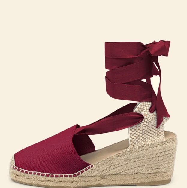 Alpargata de mujer cuña de 6 centímetros en color Granate con cintas, hecha a mano en España.