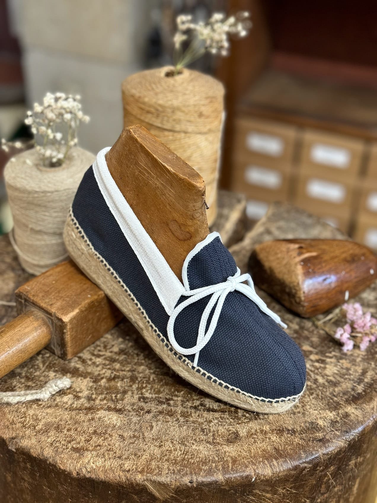 Alpargata Clásica Everest, Color Marino, un modelo que nunca ha salido de nuestro catalogo desde los años 50’s cuando se diseñó.