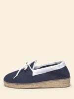 Alpargata de mujer clásica modelo Everest, un modelo atemporal de los años 50, fabricado en lona, con una suela de unos tres centímetros aproximado, un ribete en color blanco y cordones que hacen un lazo en el empeine