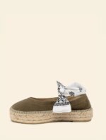 Alpargata plataforma Aitana, una alpargata para mujer, con bandana que se ata en un nudo al tobillo.