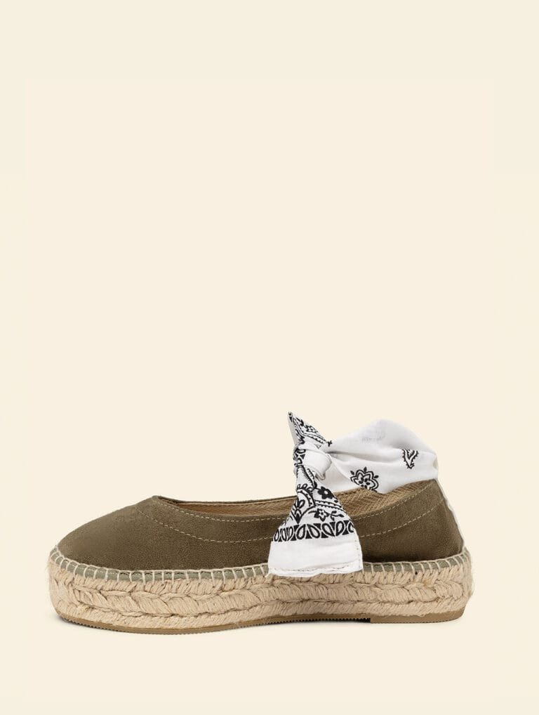 Alpargata plataforma Aitana, una alpargata para mujer, con bandana que se ata en un nudo al tobillo.
