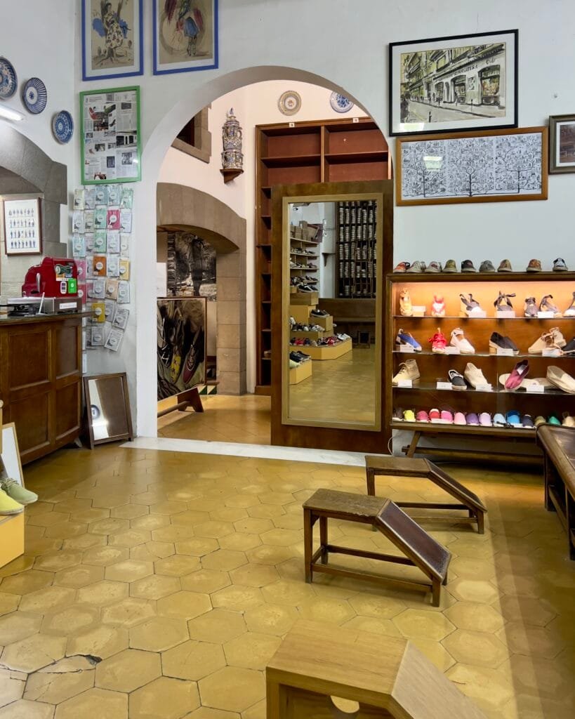 Interior de La Manual Alpargatera en Barcelona