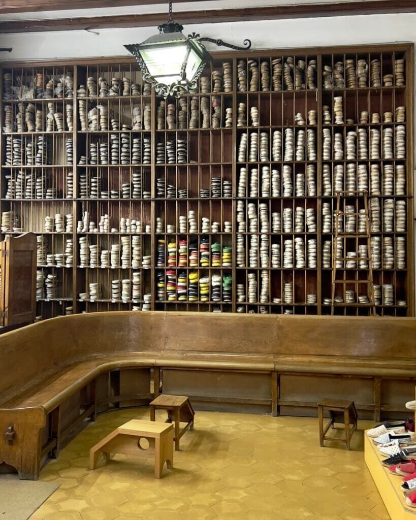 Interior de La Manual Alpargatera en Barcelona