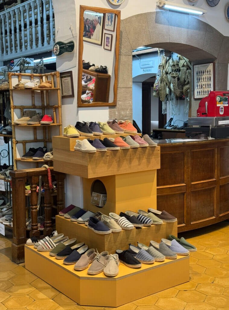 Interior de La Manual Alpargatera Barcelona